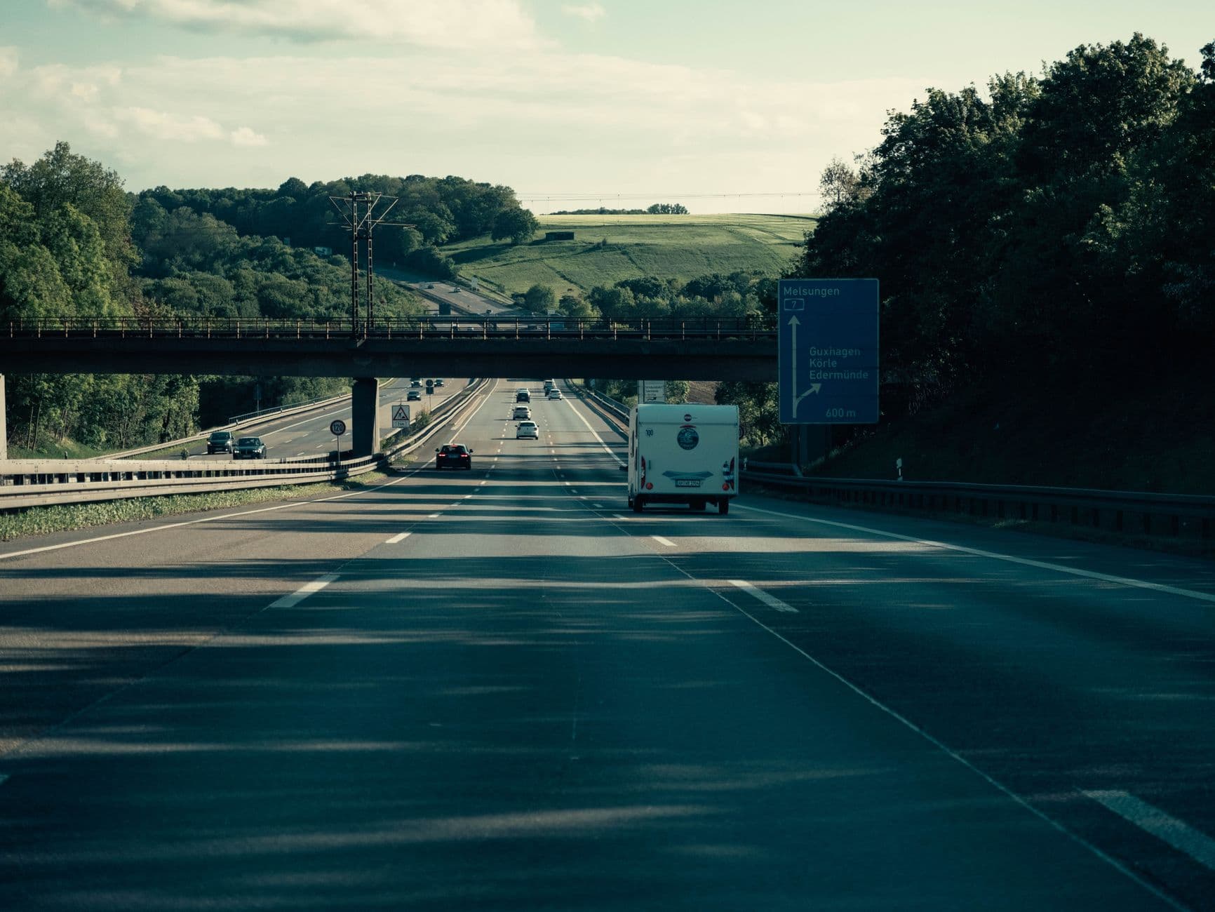 Öppen motorväg genom grönt landskap — symbol för snabb och effektiv körkortsutbildning.