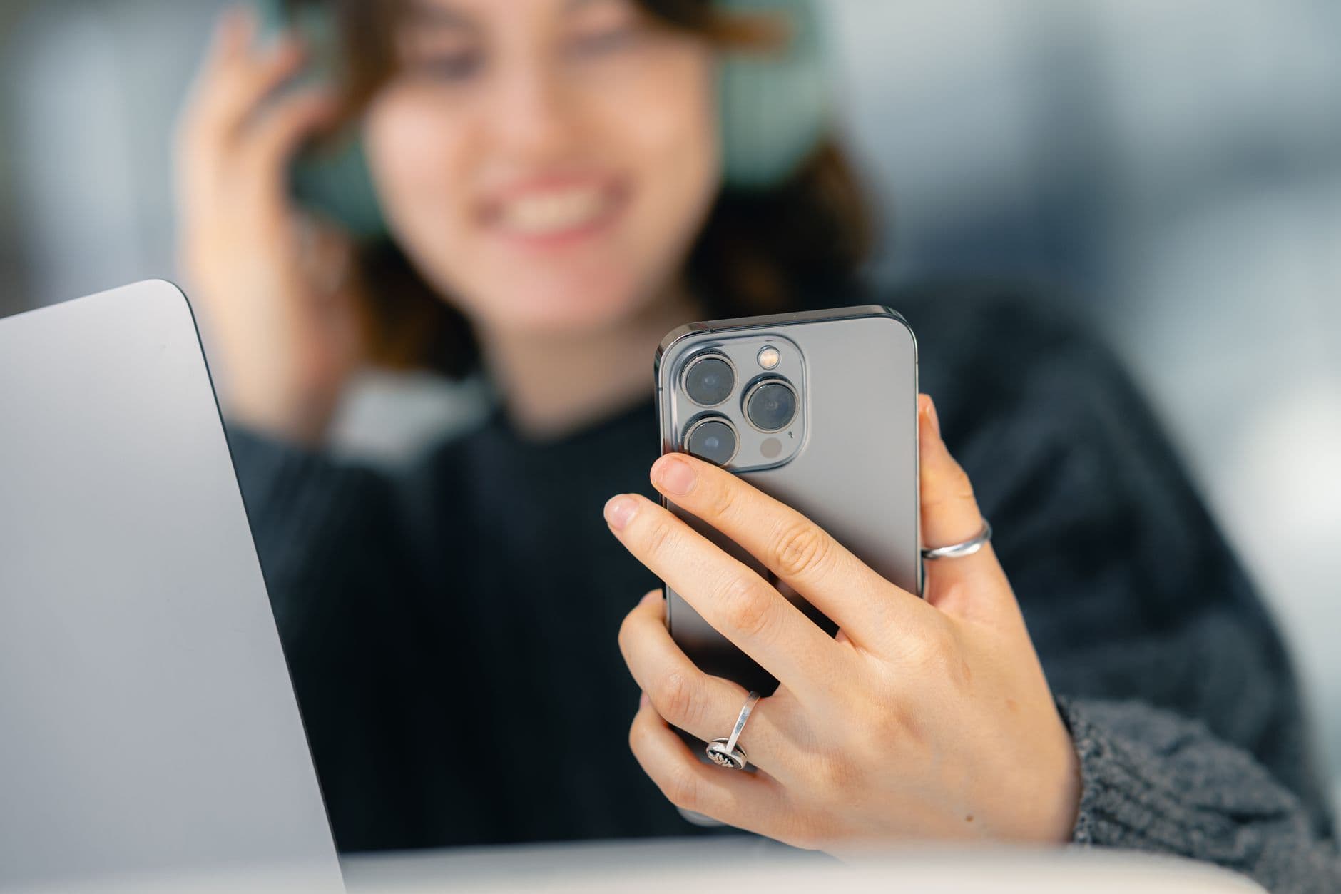 Elev studerar körkortsteori med mobiltelefon och laptop.
